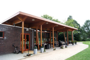 Nieuwbouw Clubgebouw Bar Golfclub Riel Geldrop. Architectonisch Bouwkundig Ontwerp Architectenbureau VLDP architecten Eindhoven.